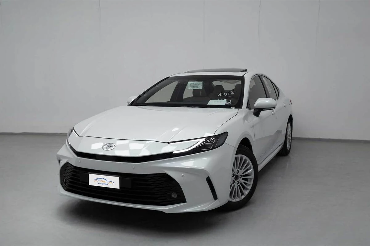 تويوتا-كامري-2025-white